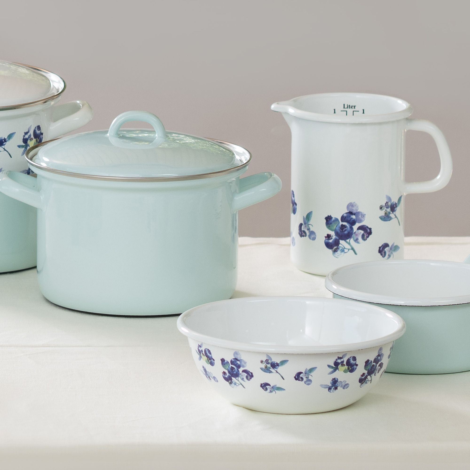 Enamel pots and bowls in mint with flowers